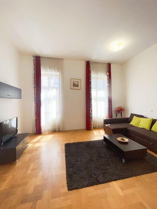 Apartament Spacious In A Vibrant Center *