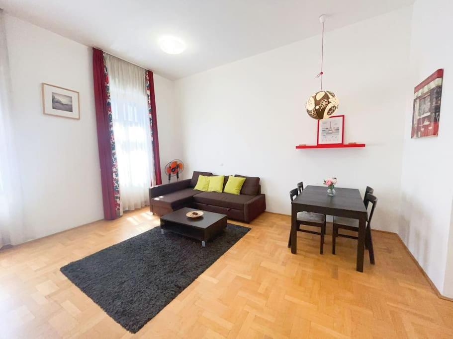 Spacious In A Vibrant Center Apartamento *